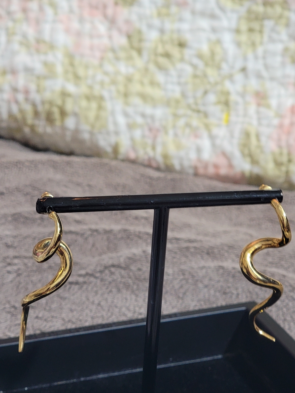 Source Unknown Gold Serpentine Twist Hoop Earrings